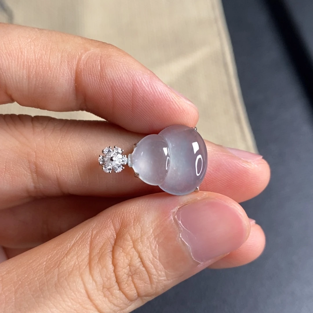 翡翠18K金镶嵌颈饰葫芦