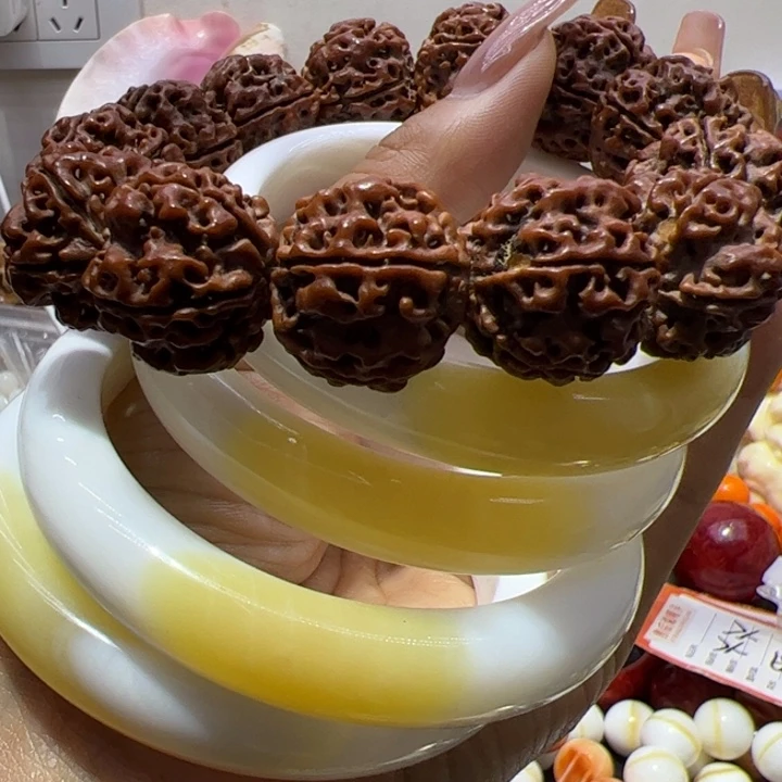 非金属无精品带黄手镯布礼盒