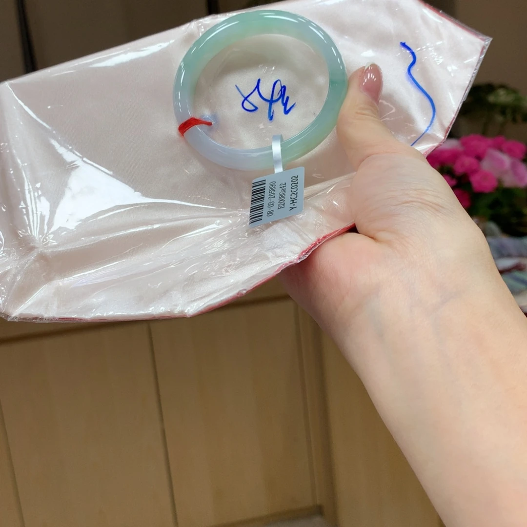 翡翠手镯未镶嵌不退不换
