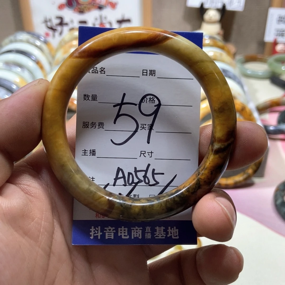 蛇纹石玉手镯未镶嵌耳****?