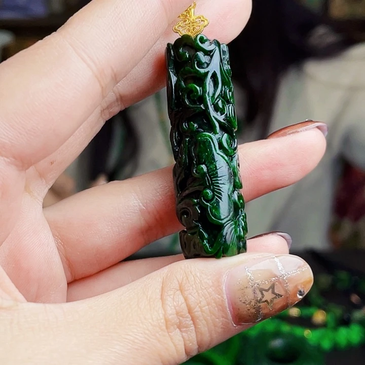 翡翠未镶嵌颈饰多样性