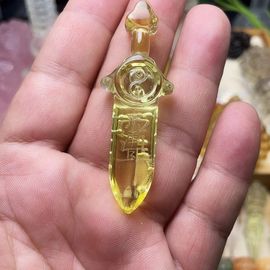 黄***李未镶嵌颈饰水晶七星剑