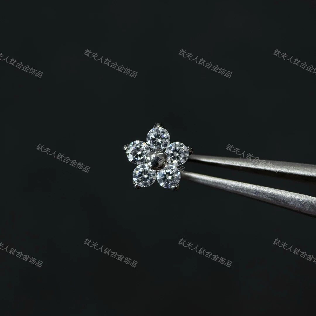 钛合金锆石耳饰 锆石五瓣花 F136钛合金耳饰 0.9牙口 饰品头