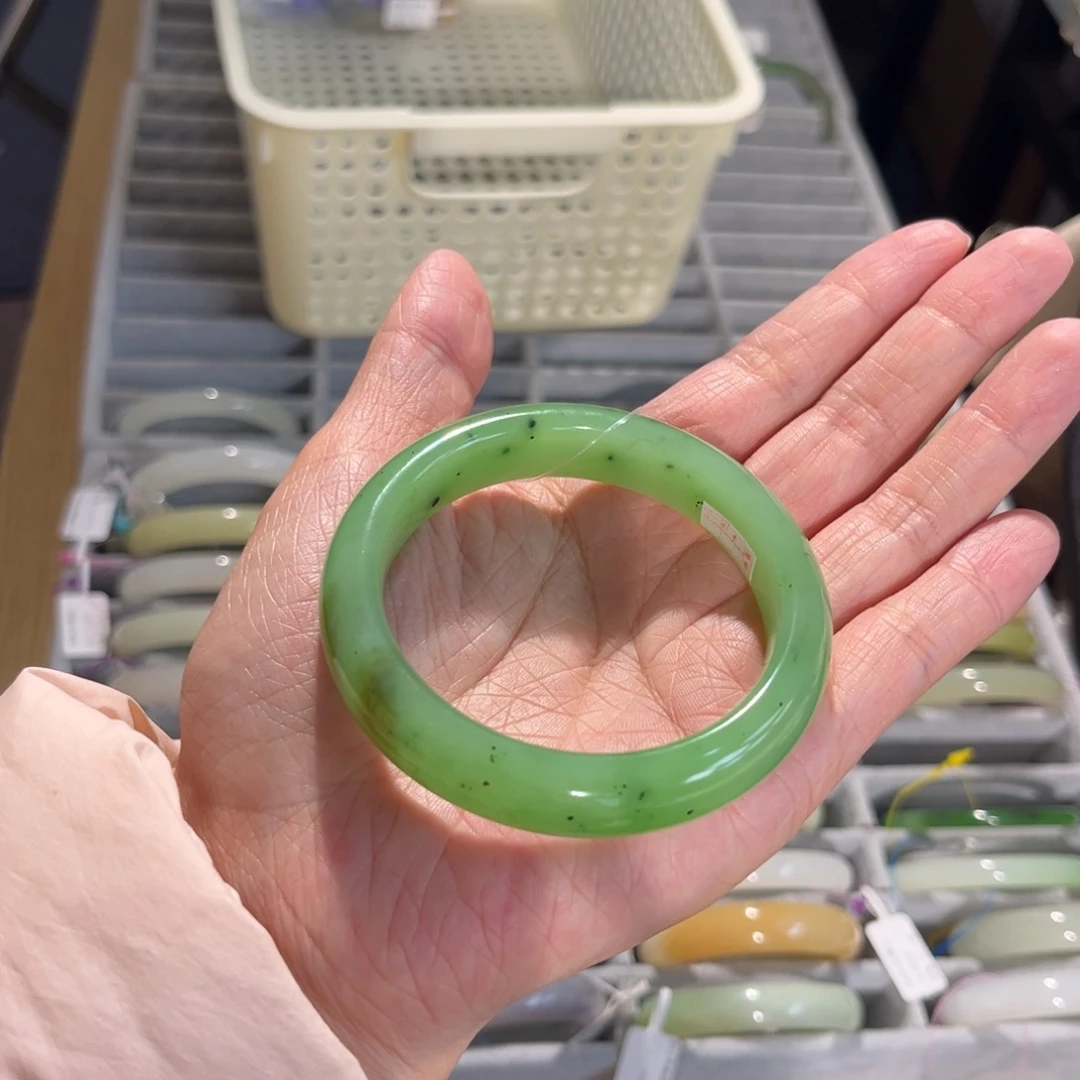 和田玉未镶嵌手镯  「猕猴桃 果绿」