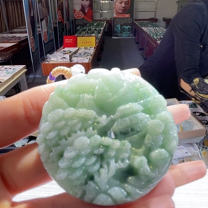 翡翠未镶嵌颈饰一