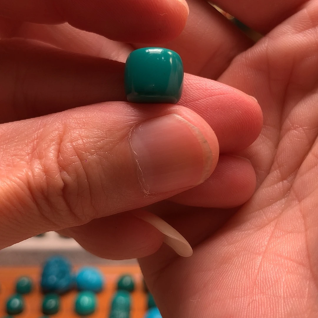 乔***。颈饰琉璃蓝绿色11mm直切