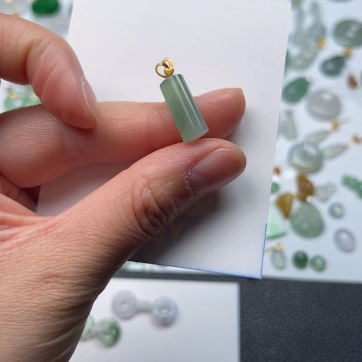 翡翠18K金镶嵌颈饰无事柱