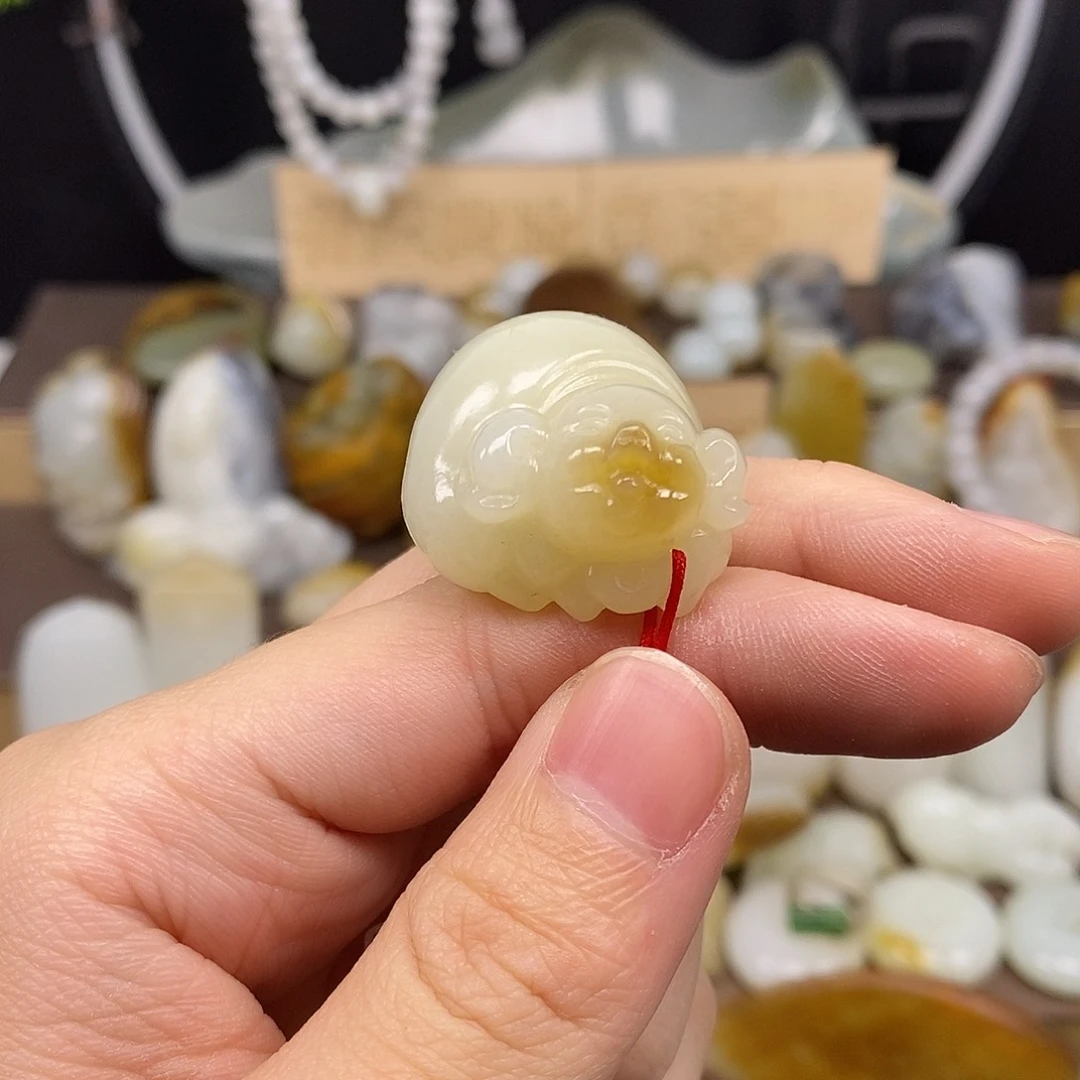 和田玉颈饰未镶嵌弹****文