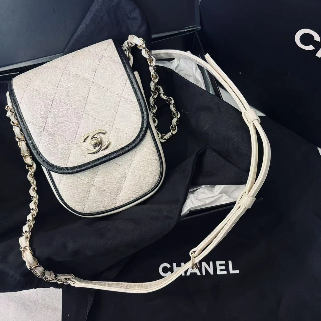 95新 Chanel/香奈儿 多多奢品/香奈儿黑白熊猫竖版邮差挎包/98新