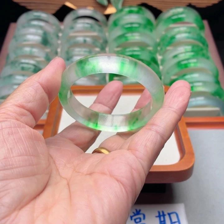 时***神石英质玉未镶嵌手镯