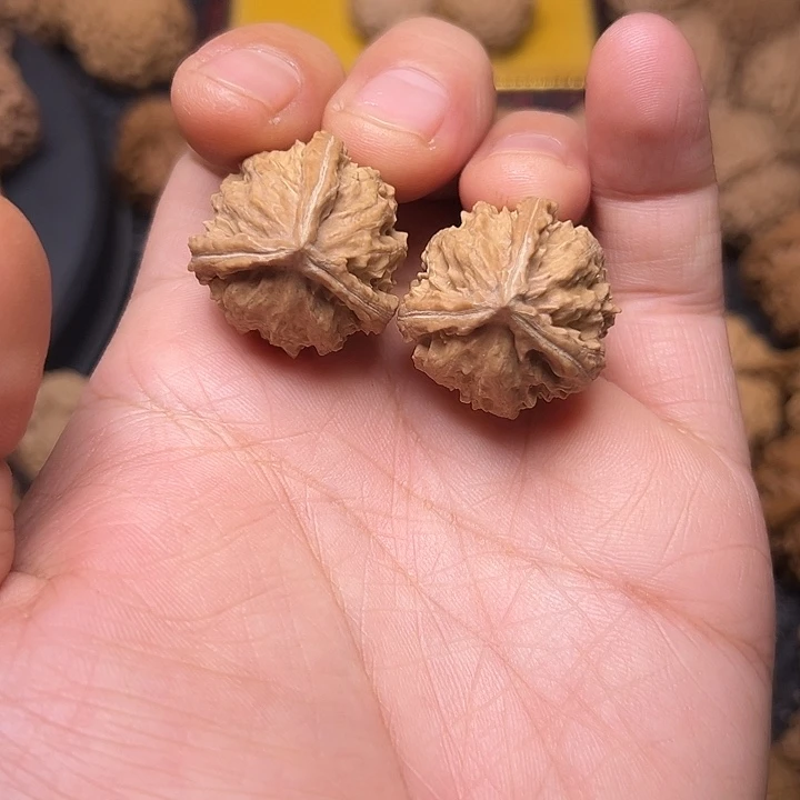 文玩核桃吊坠三棱