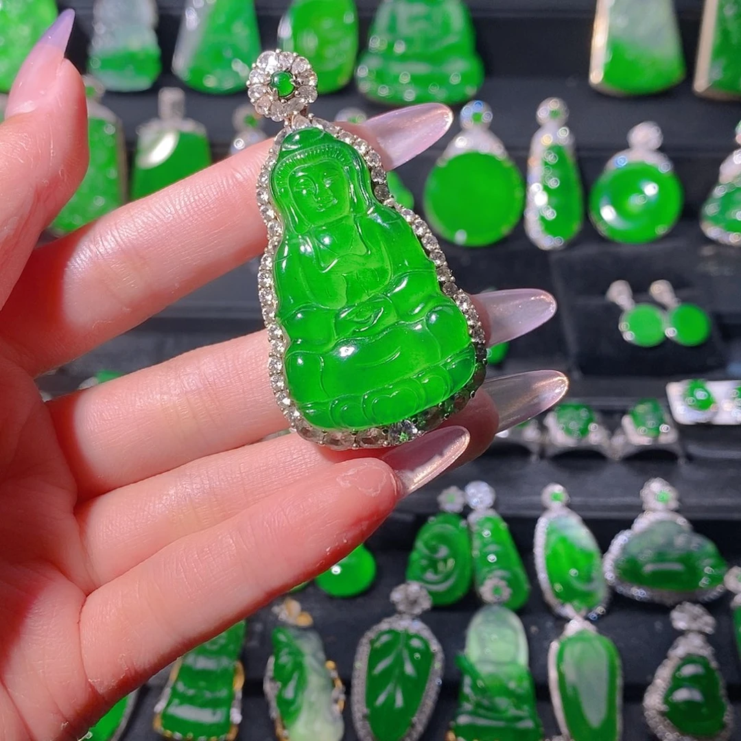 翡翠银S925镶嵌颈饰。