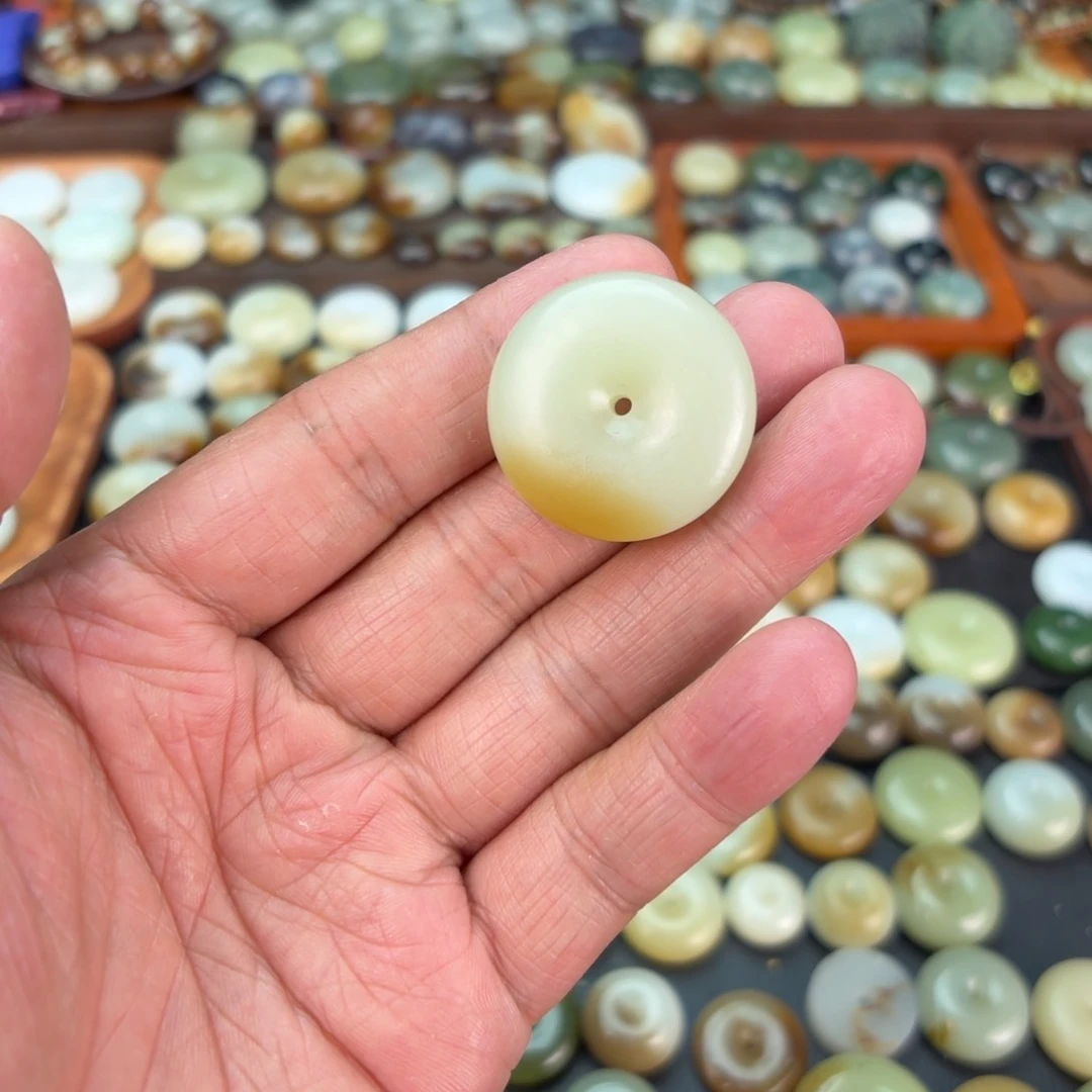 和田玉未镶嵌颈饰饰****）