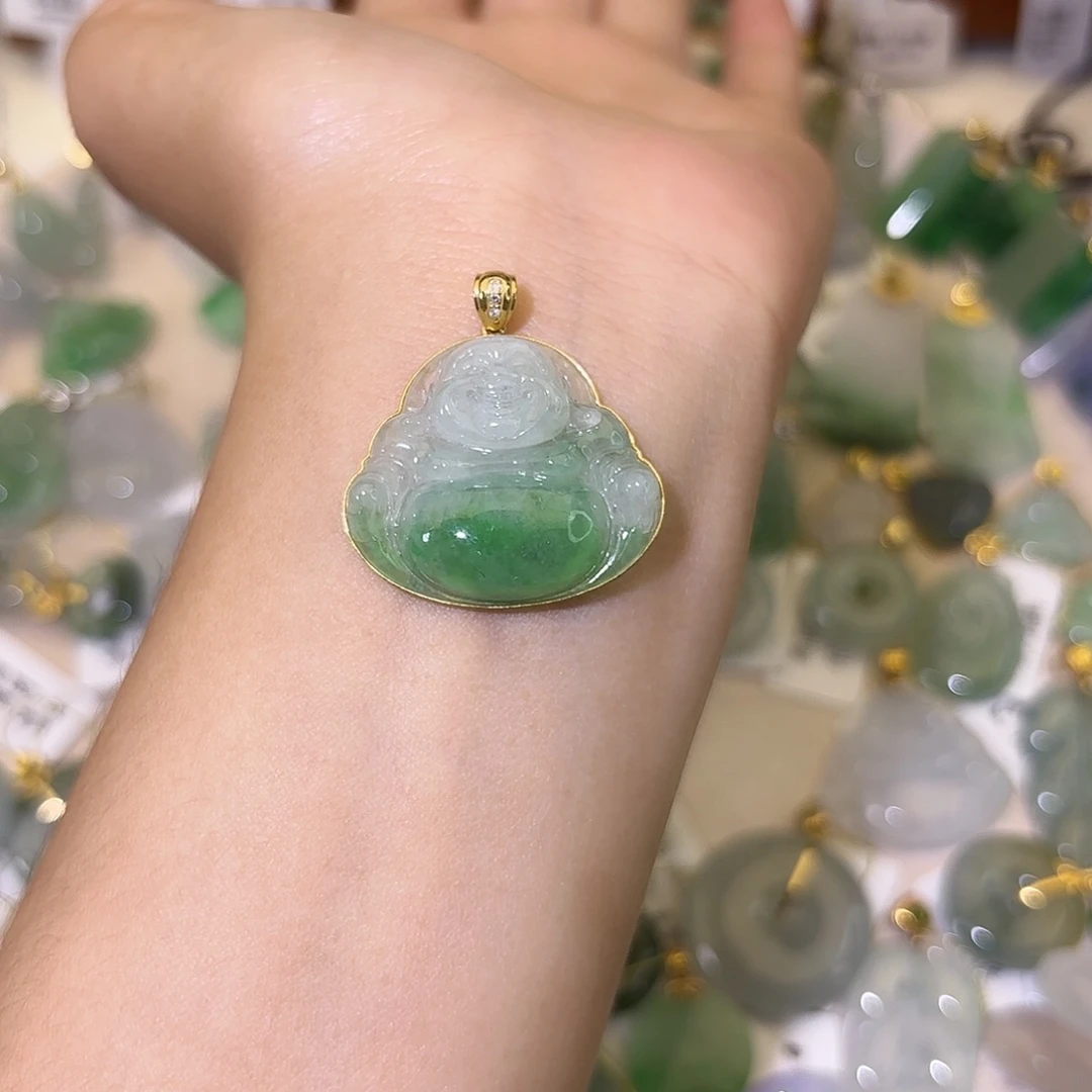 夏***夏翡翠18K金镶嵌颈饰佛公