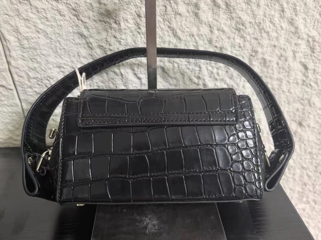 至新款鳄鱼纹腋下包(小号)