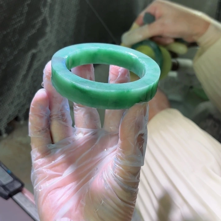 。***。石英质玉（非洲翠）未镶嵌手镯定制