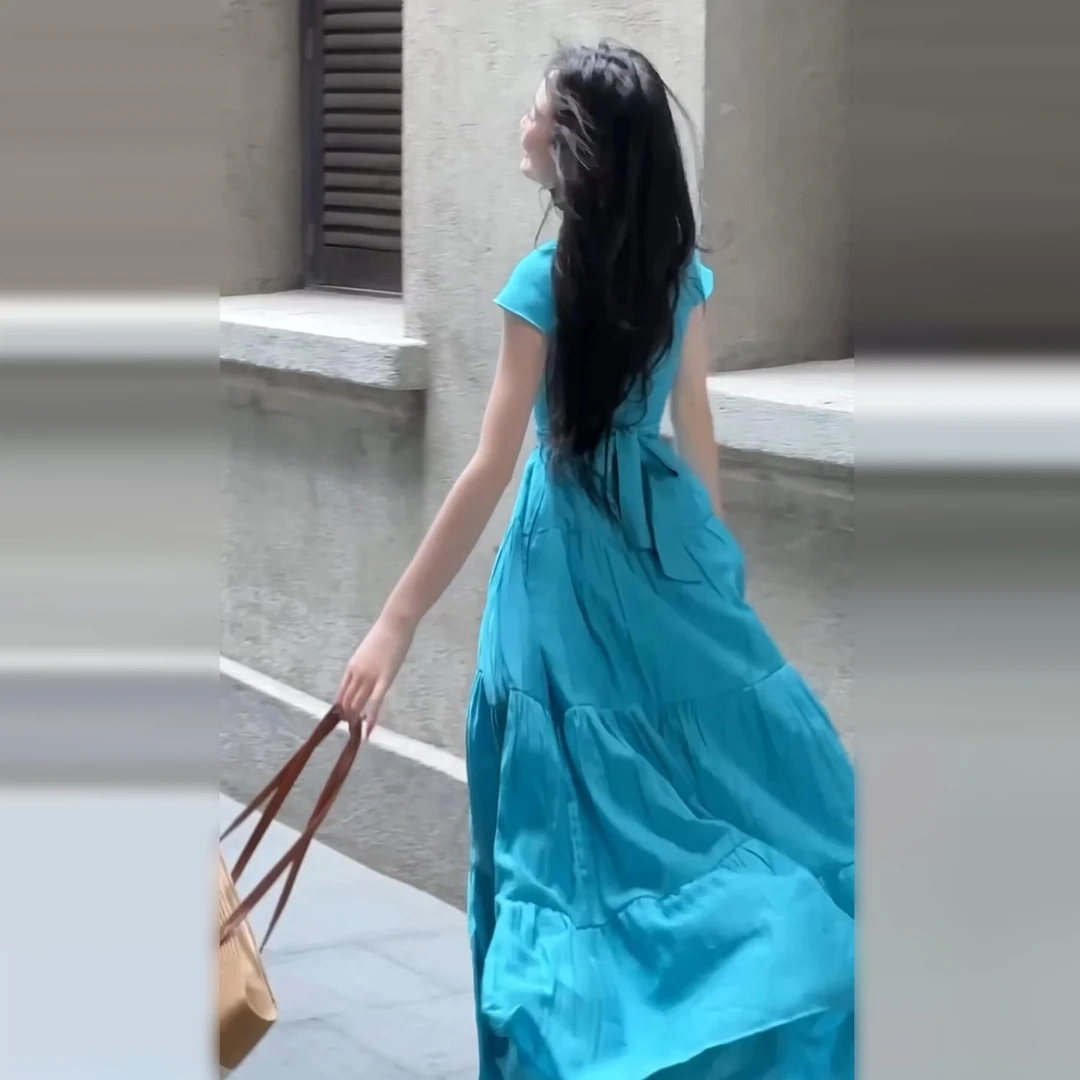 海边度假蓝色短袖连衣裙子女2025夏季新款气质收腰大裙摆沙滩长裙