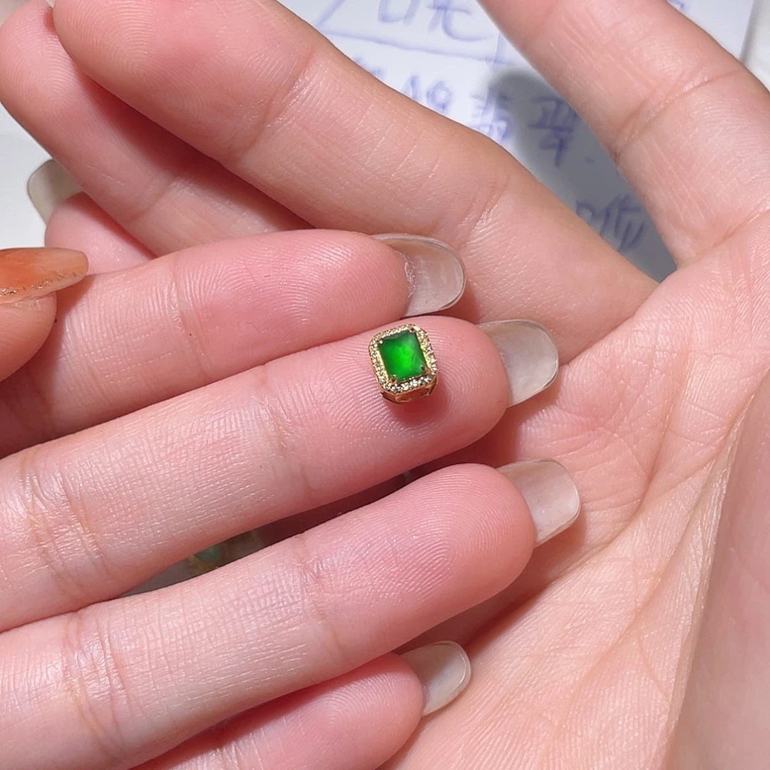 翡翠18K金镶嵌颈饰吊坠