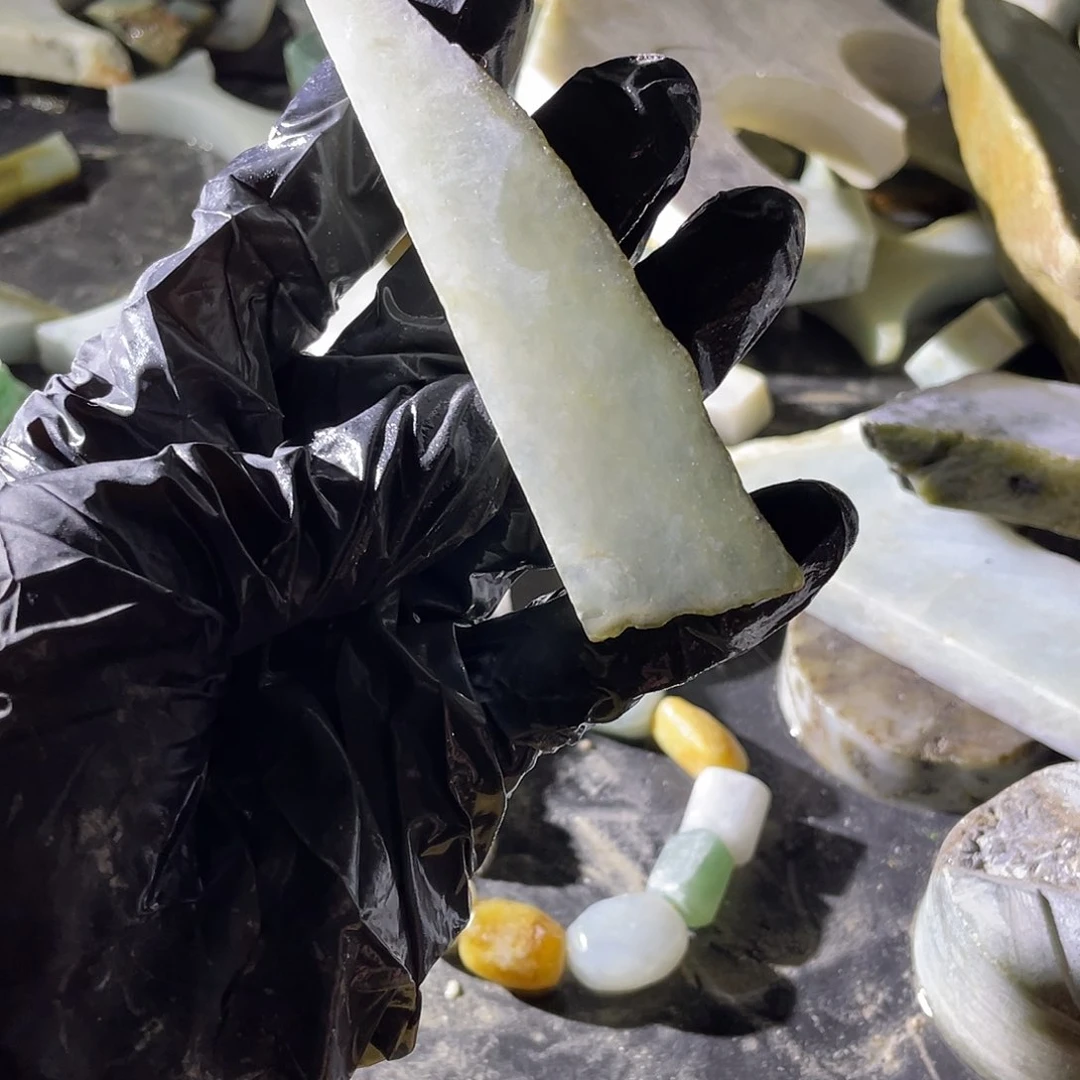 翡翠挂件未镶嵌定制翡翠毛料片料