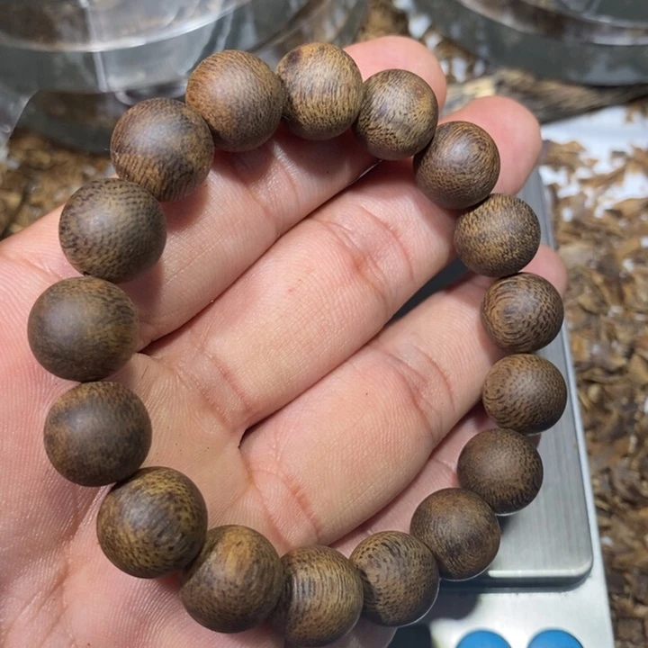 手串沉香木是**饮白棋沉香手串
