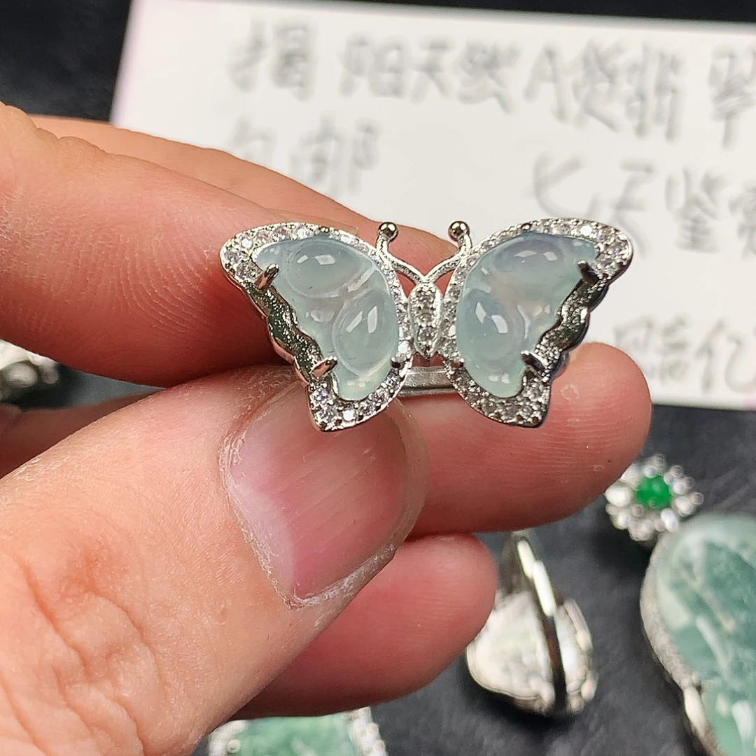 翡翠未镶嵌颈饰蝴蝶