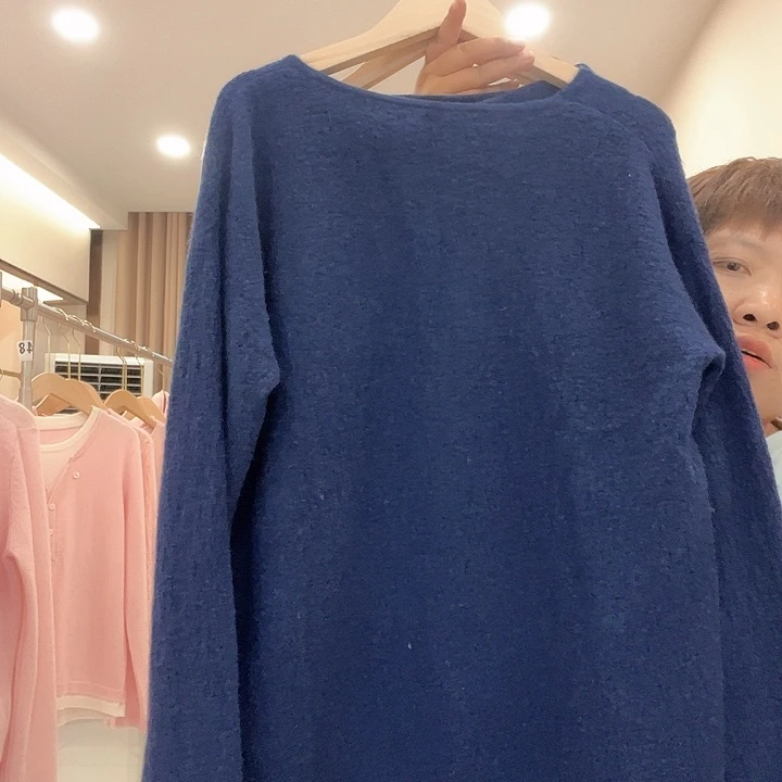 套装裙藏蓝色。