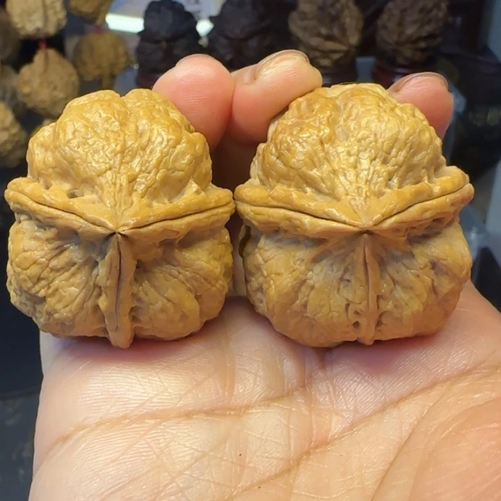 文玩核桃吊坠1有沙眼有刻尖不退不换