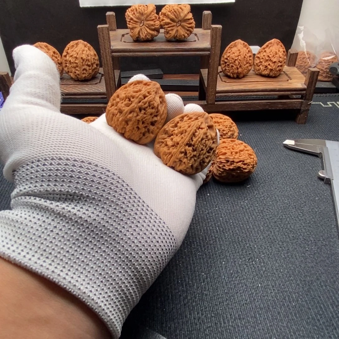 文玩核桃吊坠40尺寸三角南疆石