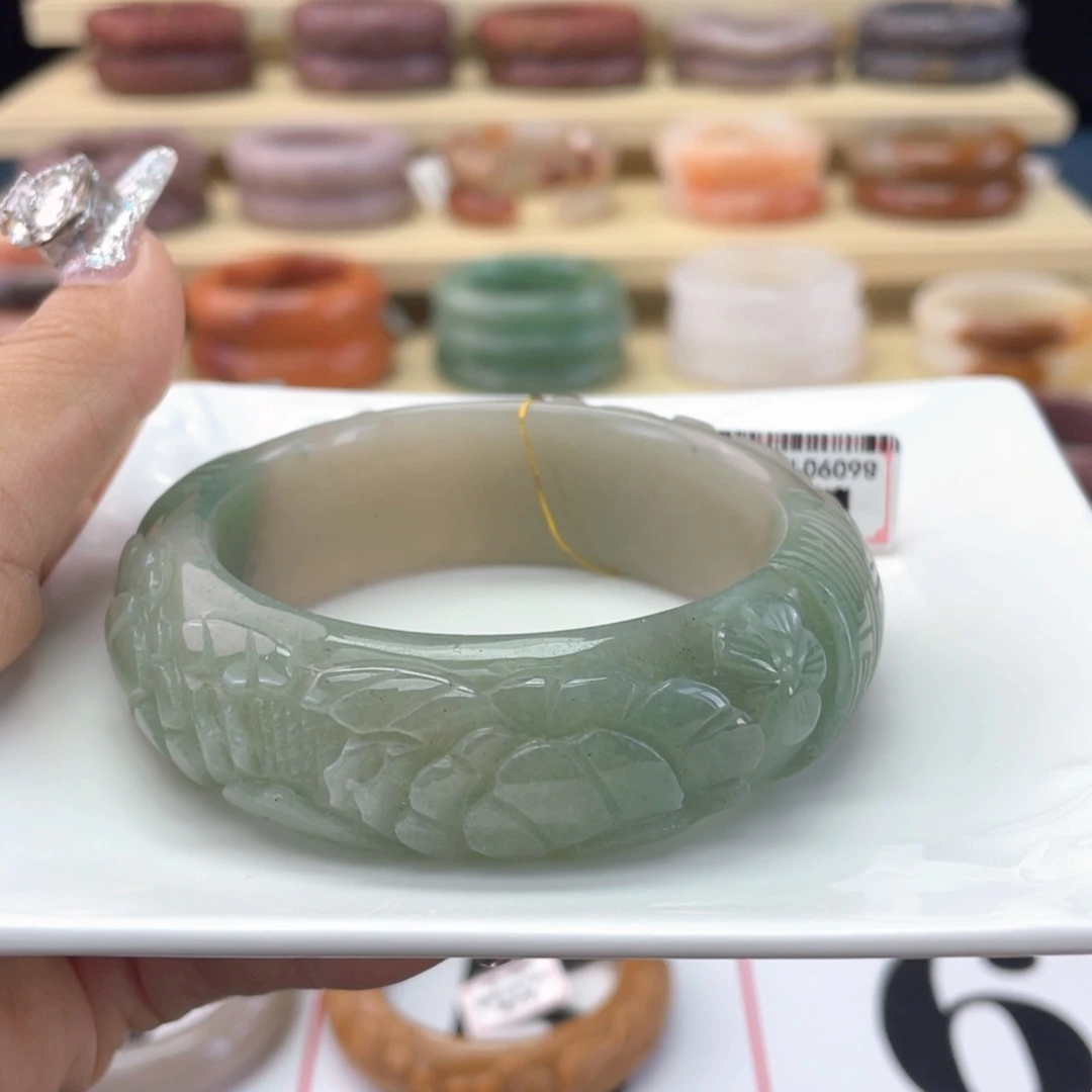 左***)石英岩玉手镯未镶嵌