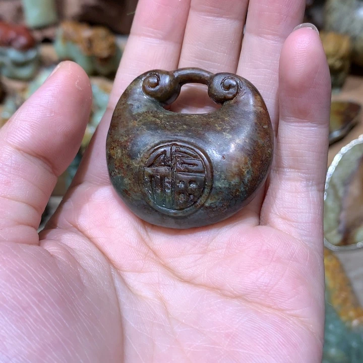 未镶嵌岫岩河磨玉（透闪石质玉）挂件