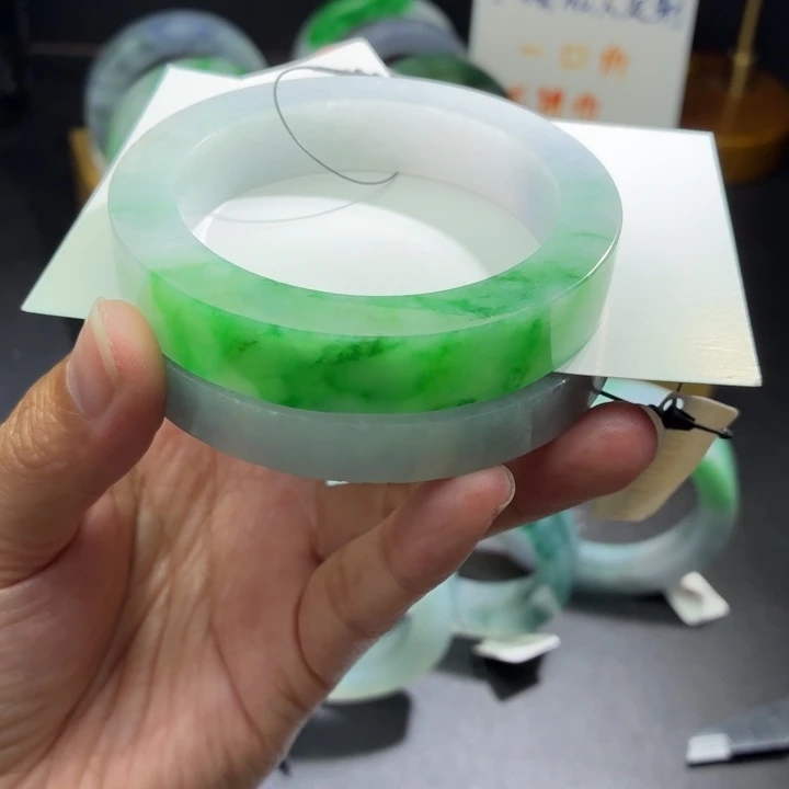 定制翡翠未镶嵌翡翠手镯