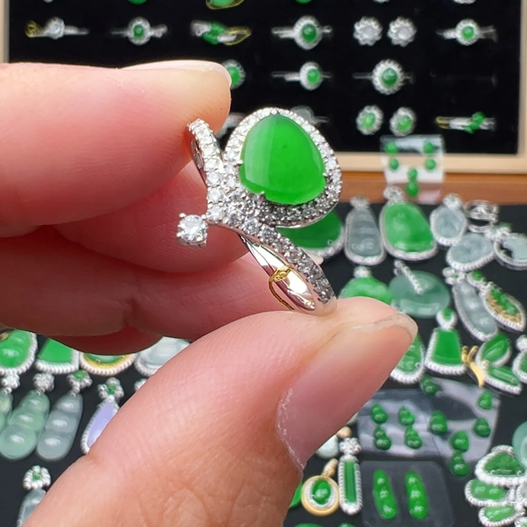 翡翠18K金镶嵌颈饰戒指