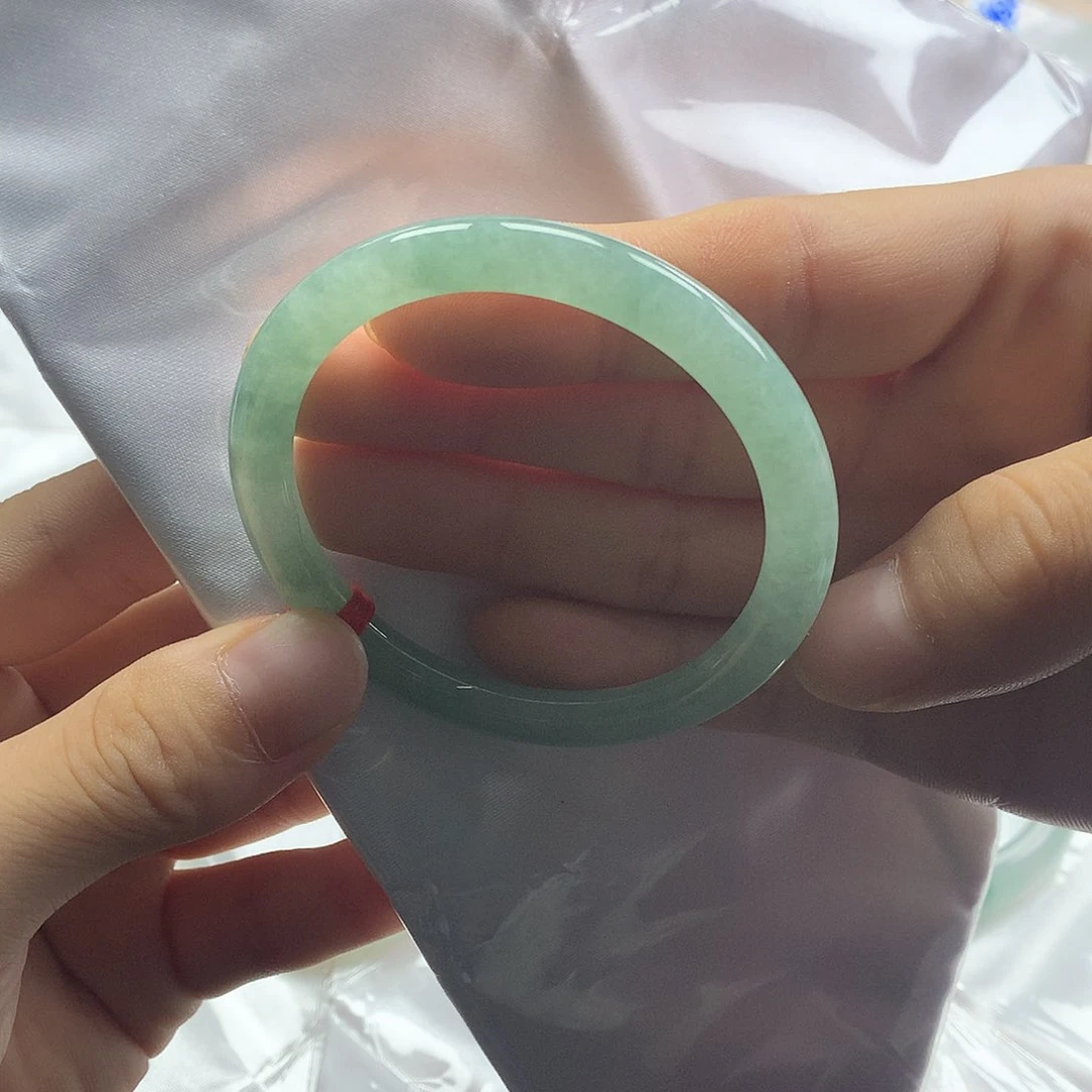 翡翠手镯未镶嵌翡翠