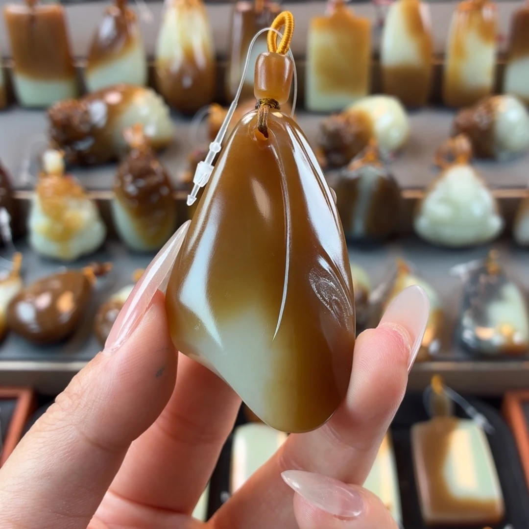 小***8和田玉未镶嵌颈饰