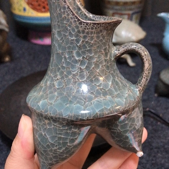 官窑爵杯一件，品相完好