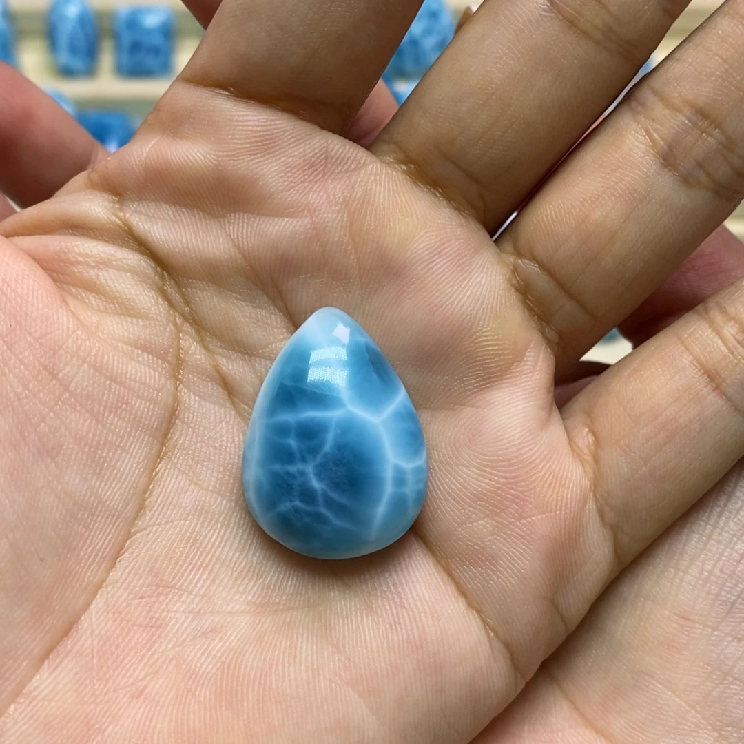 未镶嵌针钠钙石（海纹石）颈饰