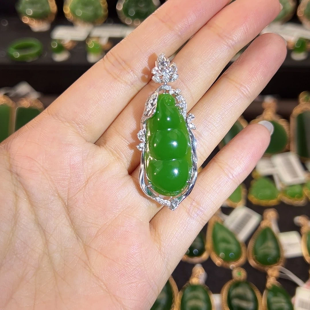 和田玉（碧玉）18K金镶嵌吊坠(不含链)高色苹果绿福豆30mm