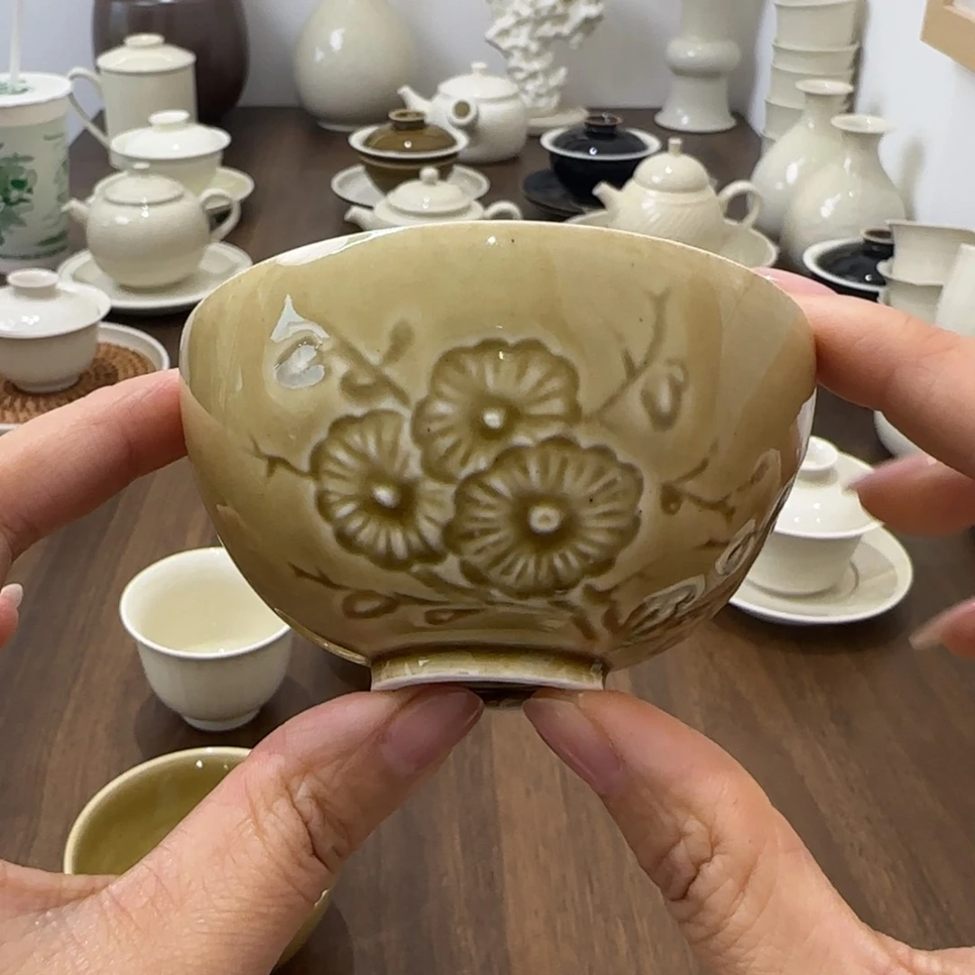 微瑕定瓷姜黄油梅花杯