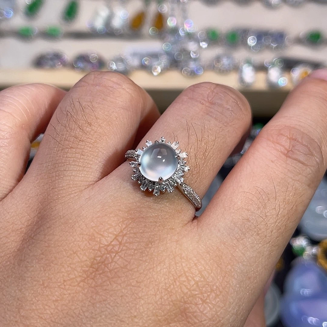 18K金镶嵌戒指翡翠冰蛋