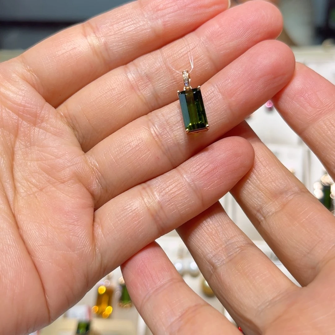 周****18K金镶嵌颈饰碧玺