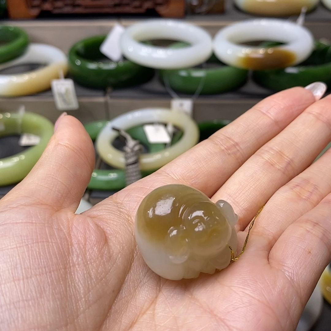 小***姐未镶嵌和田玉（糖玉）挂件