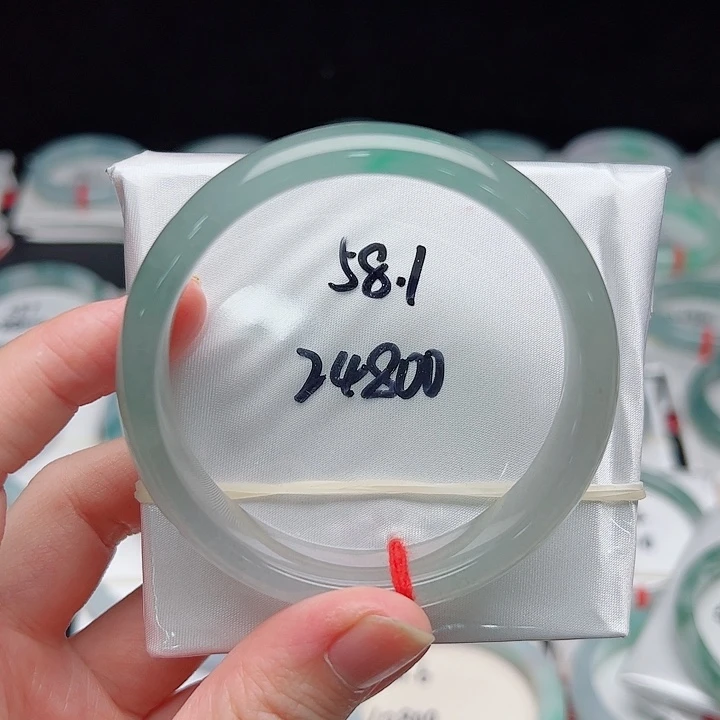 翡翠手镯未镶嵌翡翠