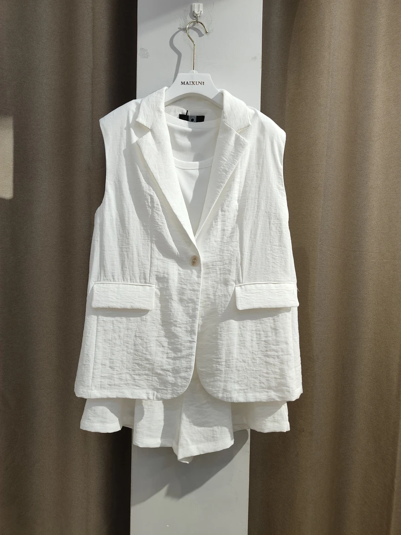 麦寻专柜时尚套装白色无袖短裤上衣西装女装百搭休闲夏季马夹简约
