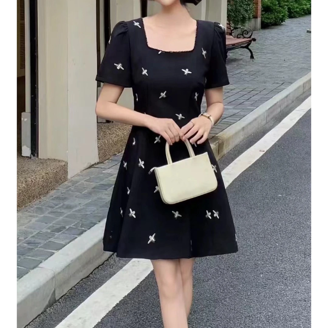 【纸醉蜜蜂】夏季 方领气质收腰法式连衣裙A字时尚刺绣显瘦长裙