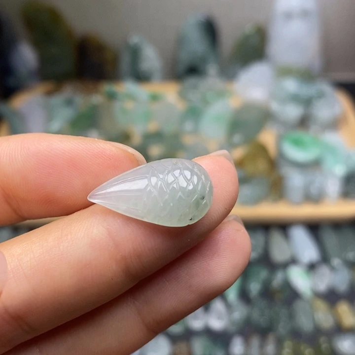 翡翠未镶嵌颈饰翅膀