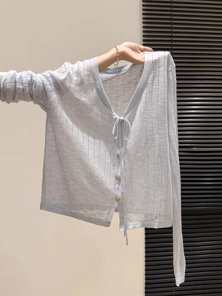 蓝色薄款微透V领纽扣设计感时尚长袖T恤女2025年夏季新款开衫上衣
