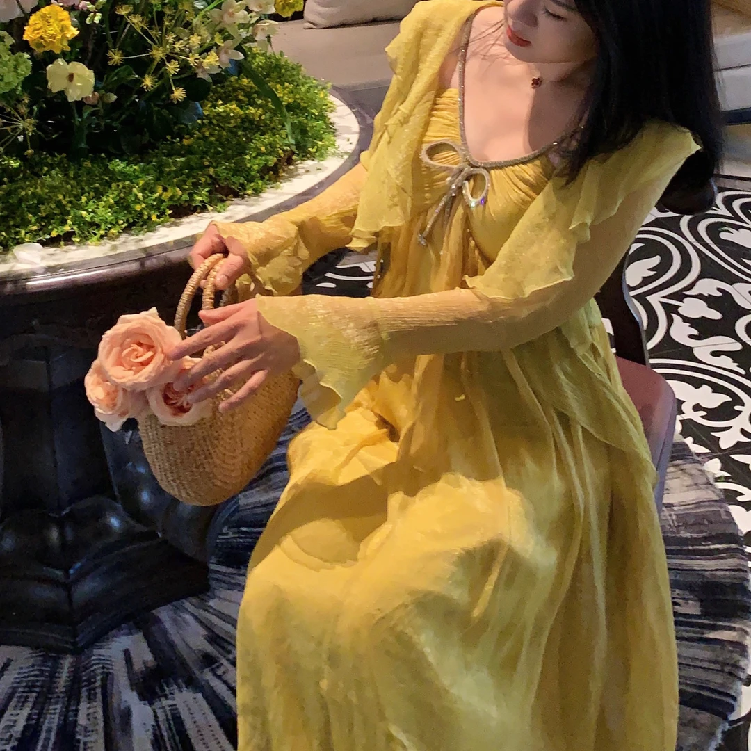 魅鹊 51093 度假仙女温柔风显白芥黄色吊带连衣裙显瘦夏季夏季