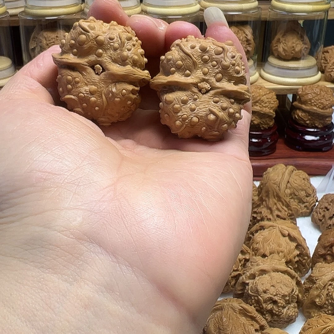 锦***装核桃雕刻龙蝉题材