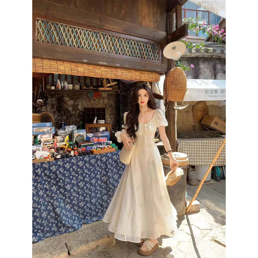2025夏季时尚新款泡泡袖系带绣花裙收腰显瘦中长款短袖A字连衣裙