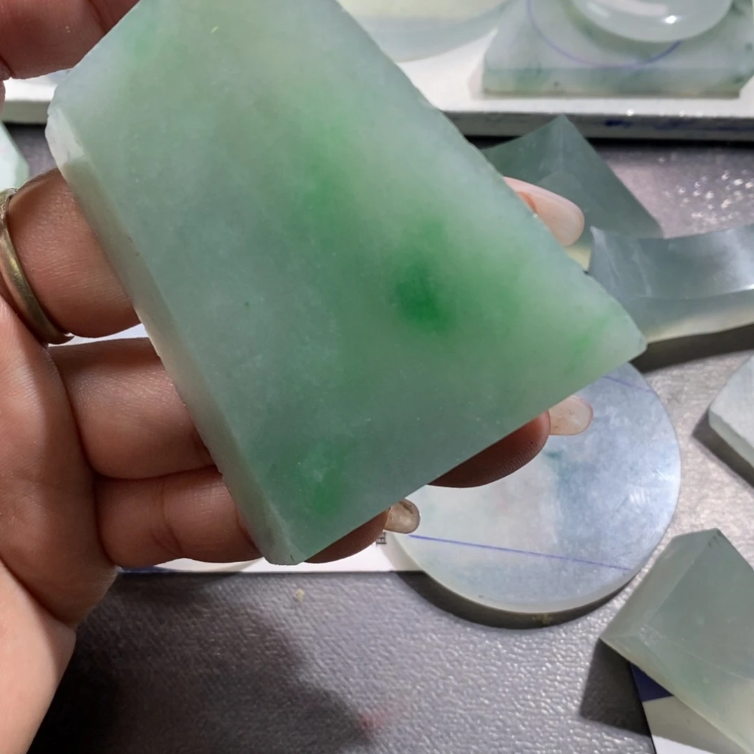 翡翠挂件未镶嵌沁*